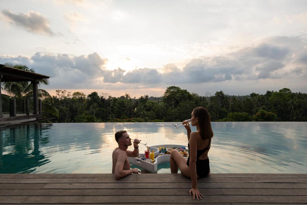 Adiwana Bisma Hotell Ubud Exteriör bild The swimming pool at the Alila Manggis