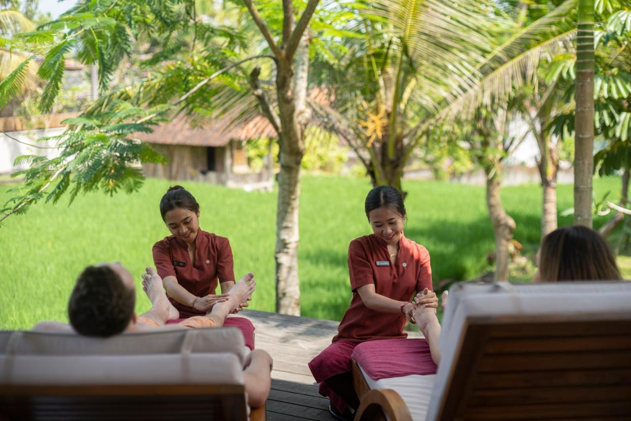 Adiwana Bisma Hotell Ubud Exteriör bild A foot massage at a spa in Bali, Indonesia