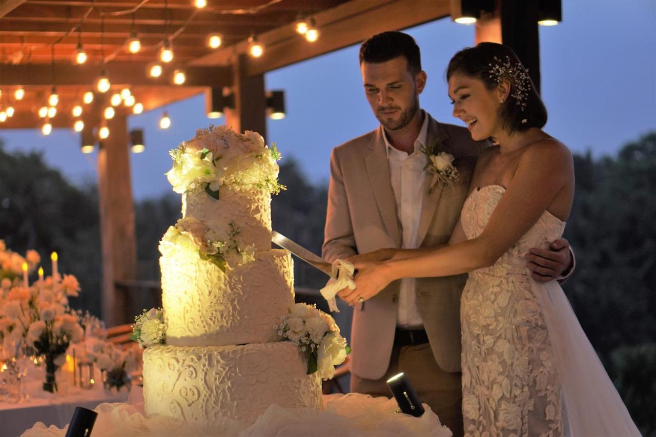 Adiwana Bisma Hotell Ubud Exteriör bild Cutting the wedding cake