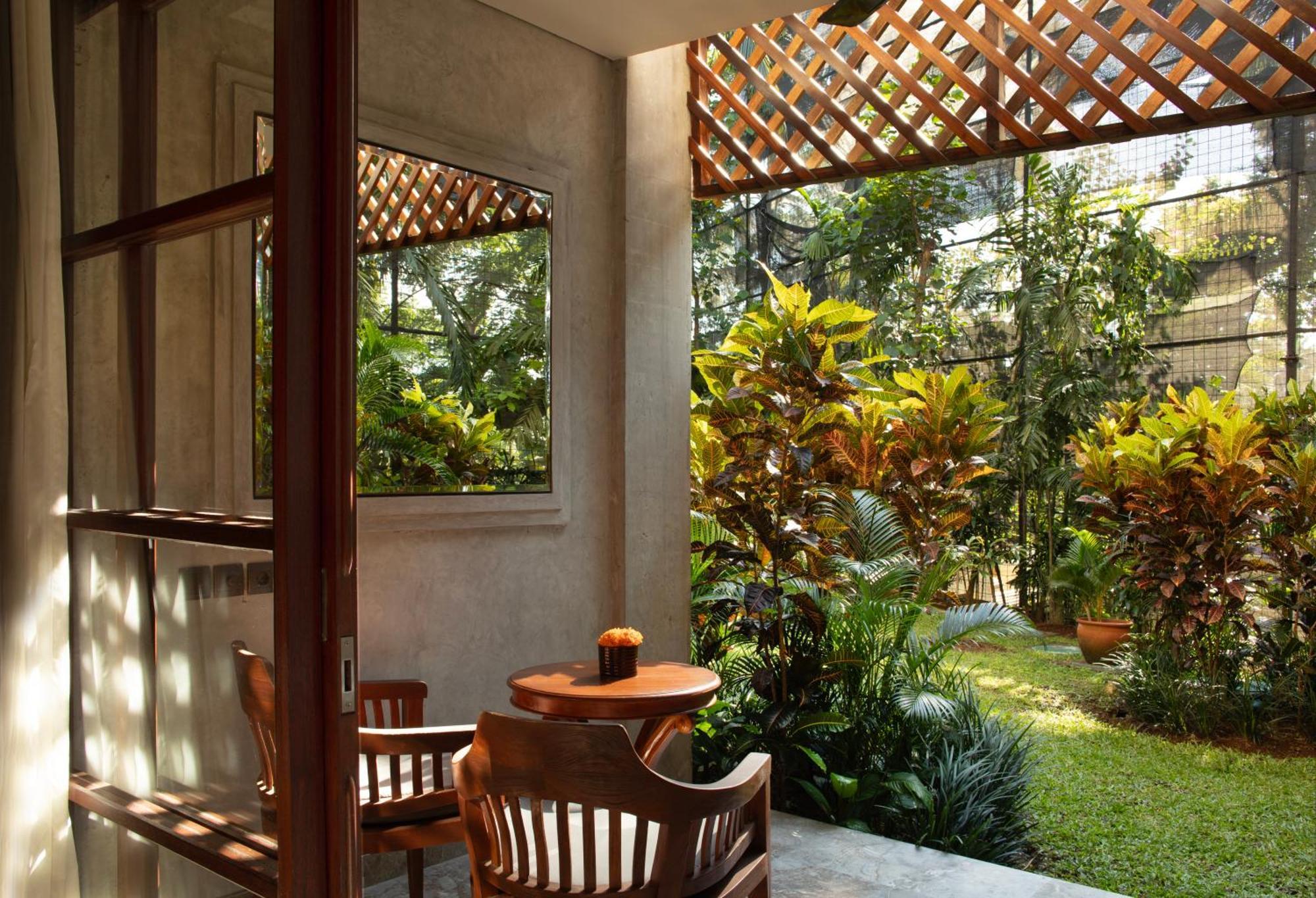 Adiwana Bisma Hotell Ubud Exteriör bild A view of the garden from the house