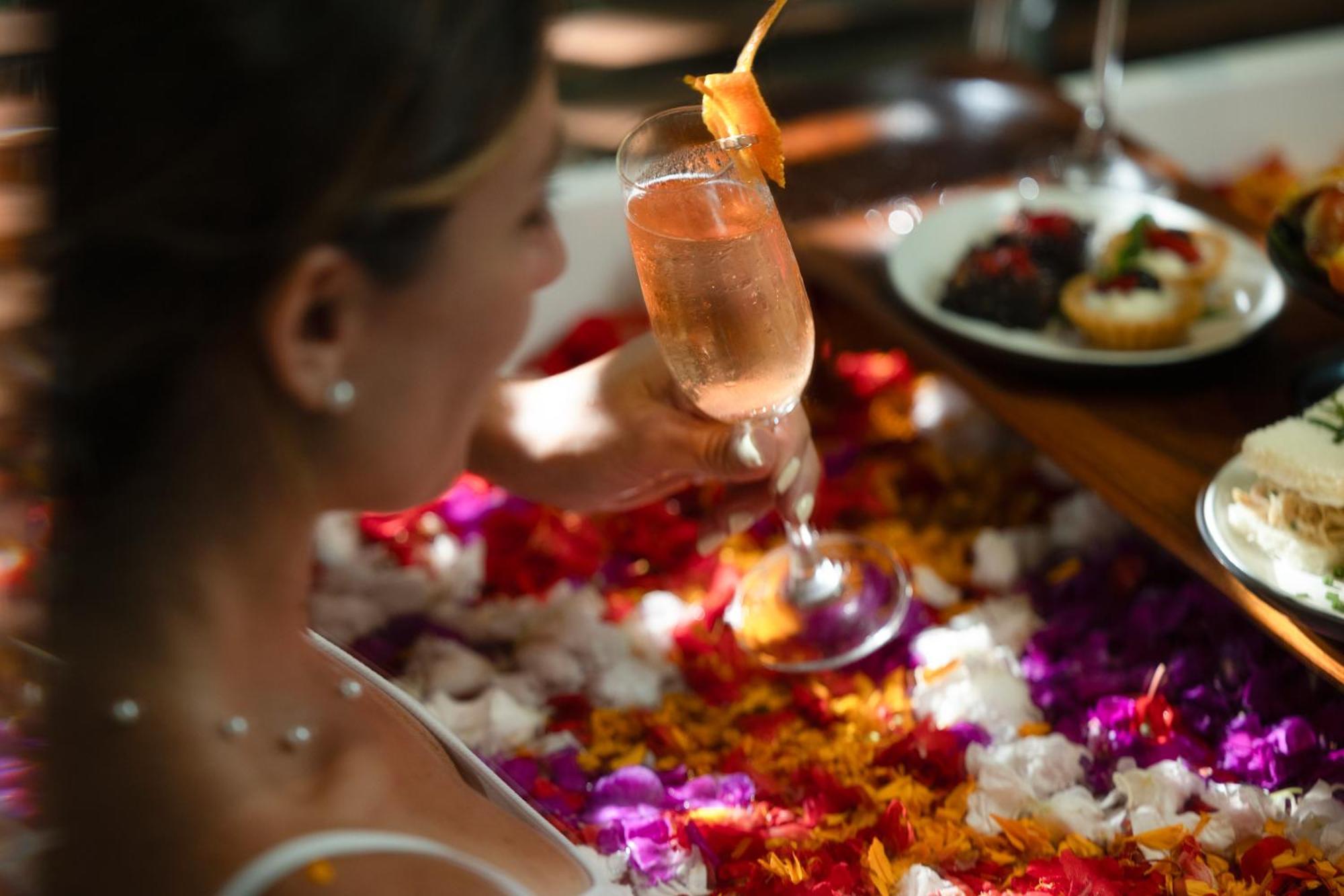 Adiwana Bisma Hotell Ubud Exteriör bild A woman drinking champagne